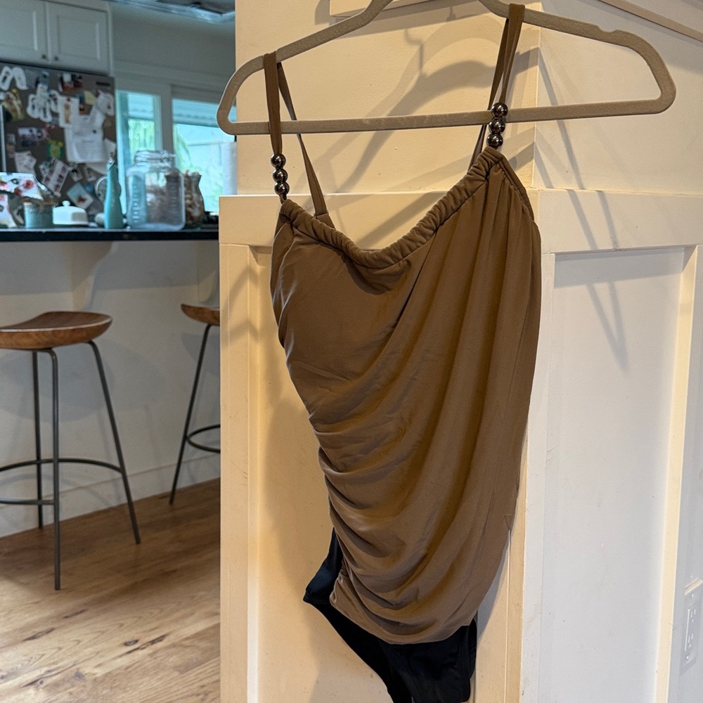 VENUS Black Garment Tag Detail